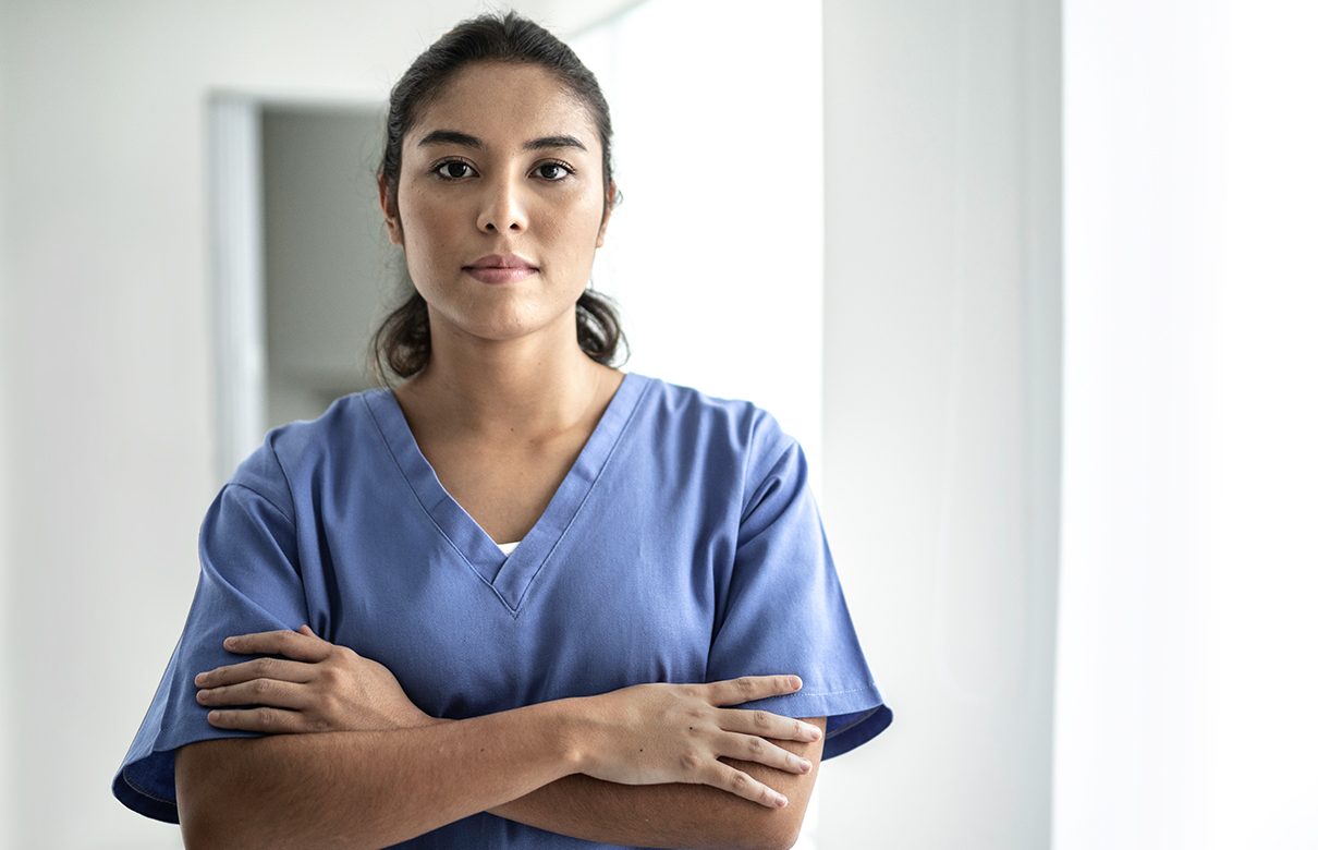 Sjukvårdare med armarna i kors.